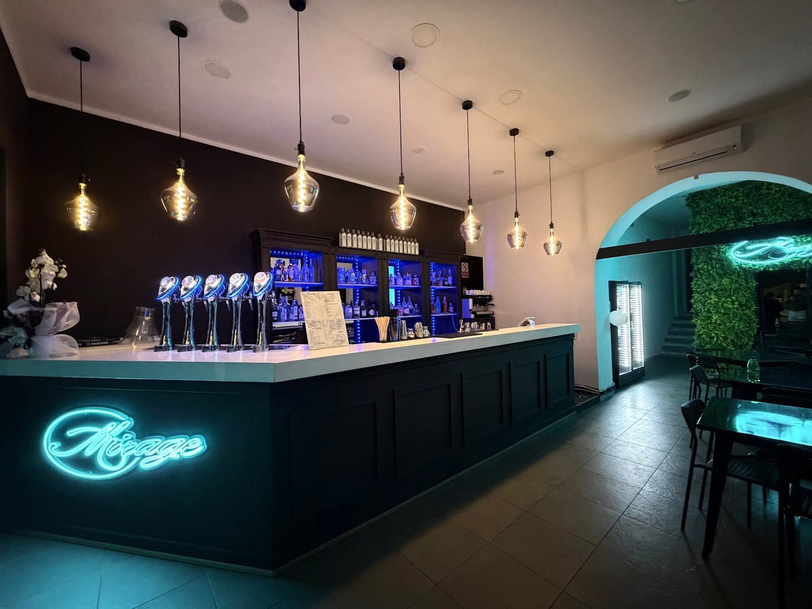 MIRAGE gintoneria cocktail bar